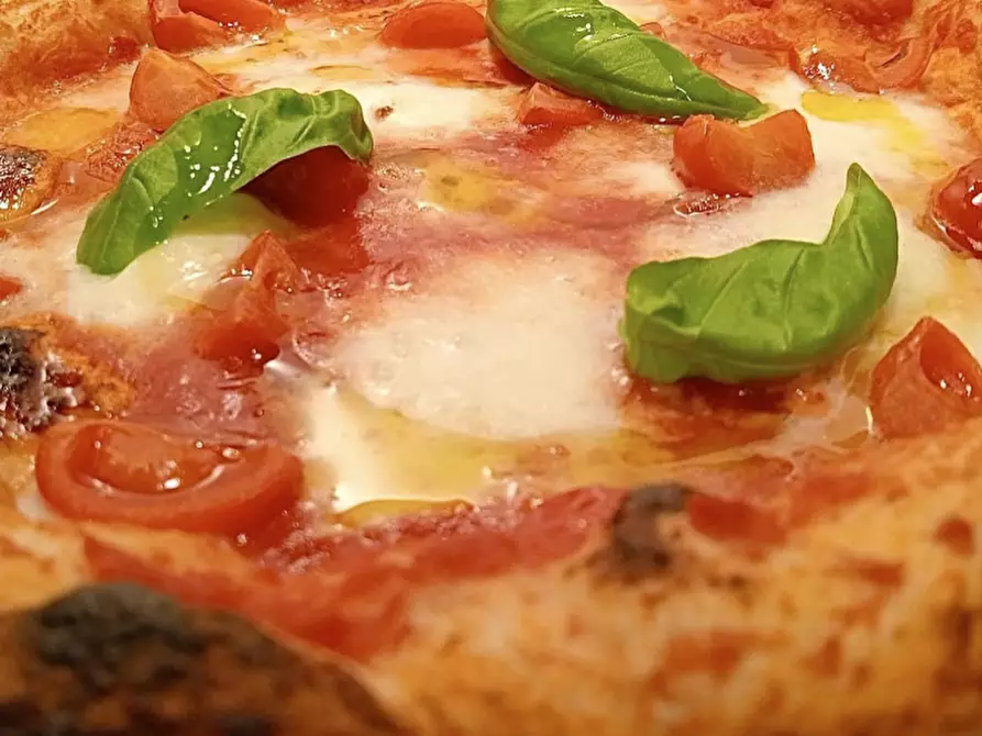 Immagine 2 di Negozio in vendita  a Torri Del Benaco