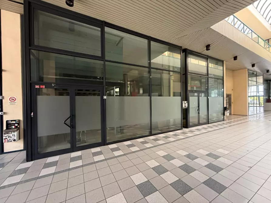 Immagine 2 di Negozio in affitto  in VIALE DIAZ a Vicenza