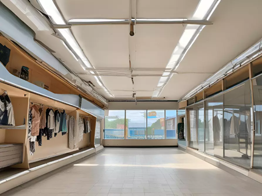 Immagine 9 di Negozio in vendita  in via roma 1 a Camponogara