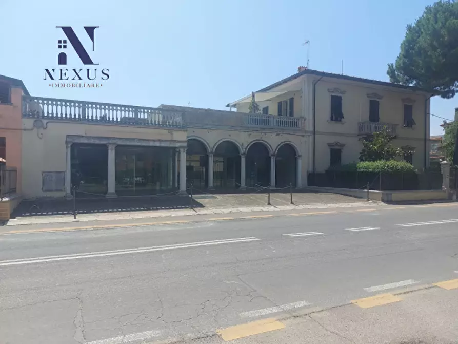 Immagine 1 di Negozio in affitto  in Via Roma 145-147 a Fano