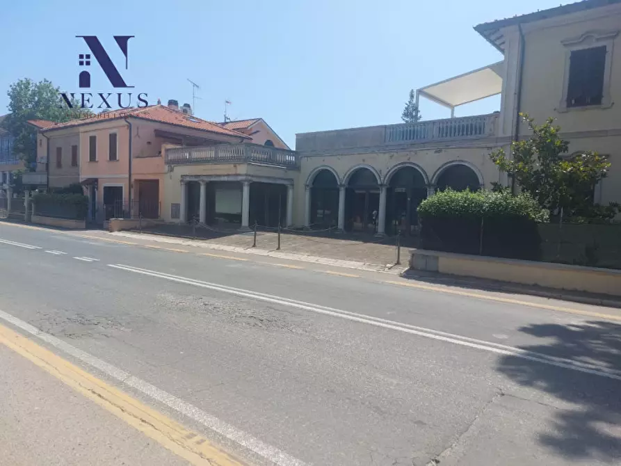 Immagine 2 di Negozio in affitto  in Via Roma 145-147 a Fano