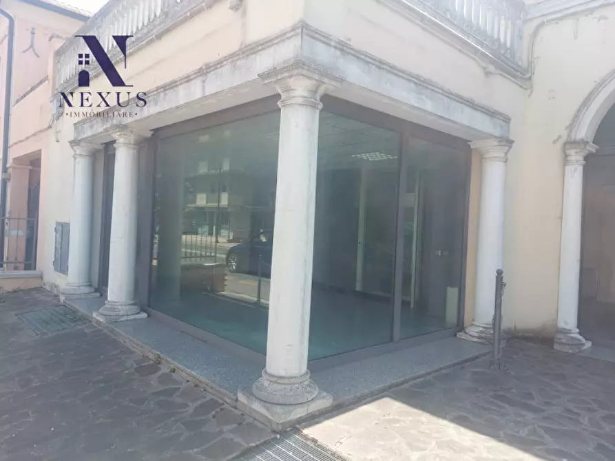Immagine 5 di Negozio in affitto  in Via Roma 145-147 a Fano