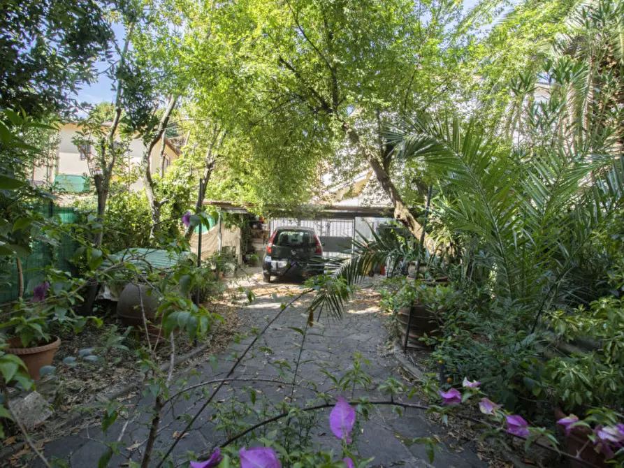 Immagine 1 di Casa indipendente in vendita  a Prato