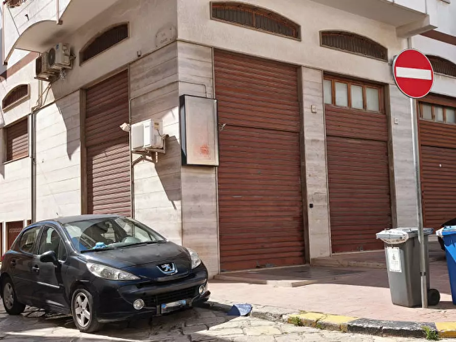 Immagine 1 di Negozio in affitto  in Via Galatola a Fasano