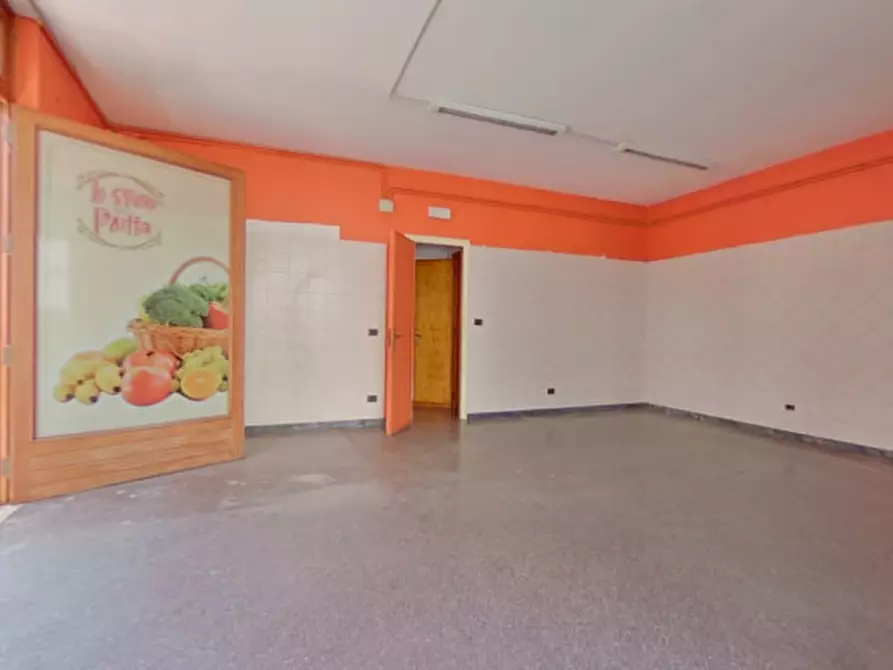 Immagine 8 di Negozio in affitto  in Via Galatola a Fasano