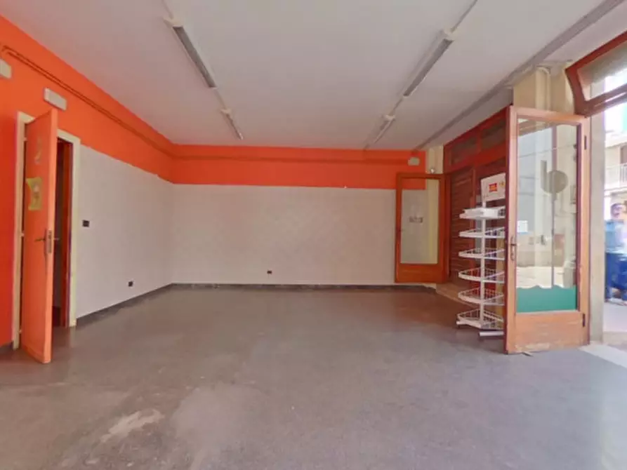 Immagine 9 di Negozio in affitto  in Via Galatola a Fasano