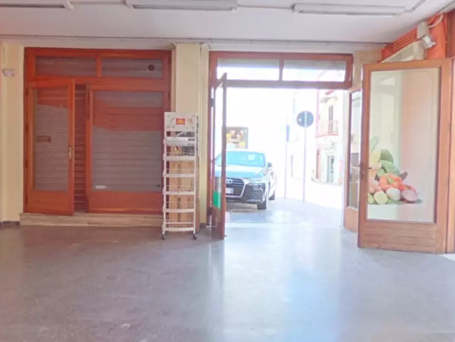 Immagine 10 di Negozio in affitto  in Via Galatola a Fasano