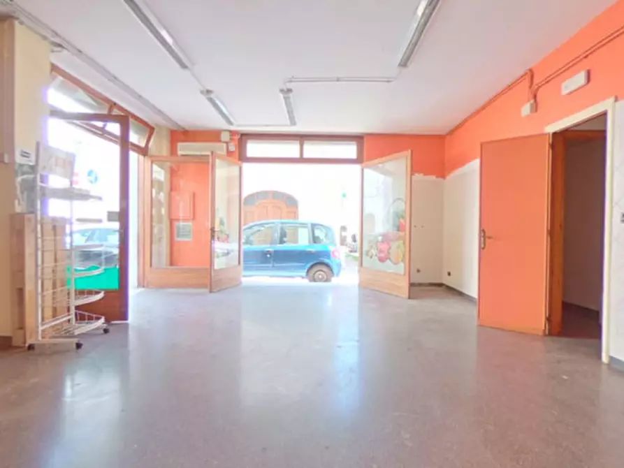 Immagine 11 di Negozio in affitto  in Via Galatola a Fasano