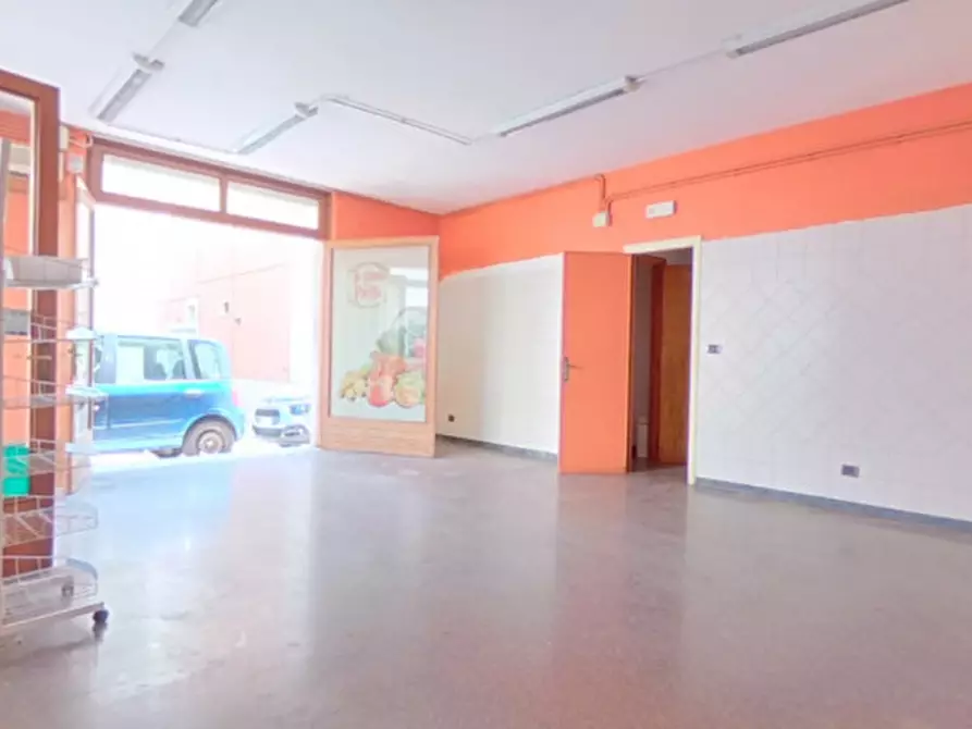 Immagine 12 di Negozio in affitto  in Via Galatola a Fasano