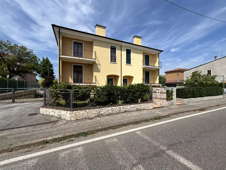 Immagine 3 di Casa bifamiliare in vendita  in Via Roma a Sarego