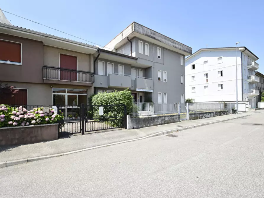 Immagine 1 di Appartamento in vendita  in Largo Salvo D'Acquisto 31 a Bussolengo