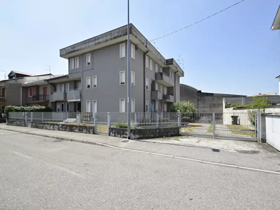 Immagine 2 di Appartamento in vendita  in Largo Salvo D'Acquisto 31 a Bussolengo