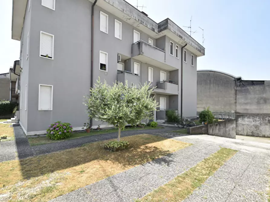 Immagine 4 di Appartamento in vendita  in Largo Salvo D'Acquisto 31 a Bussolengo