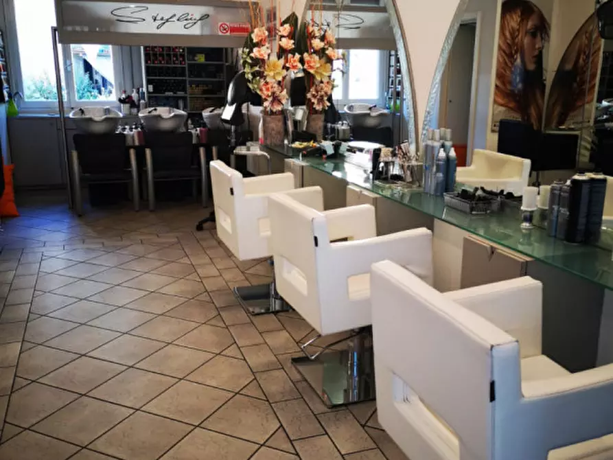 Immagine 1 di Negozio in vendita  in Piazza Pietro Leopoldo a Firenze