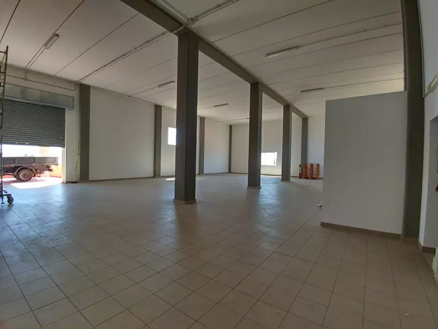 Immagine 2 di Magazzino in affitto  a Selargius