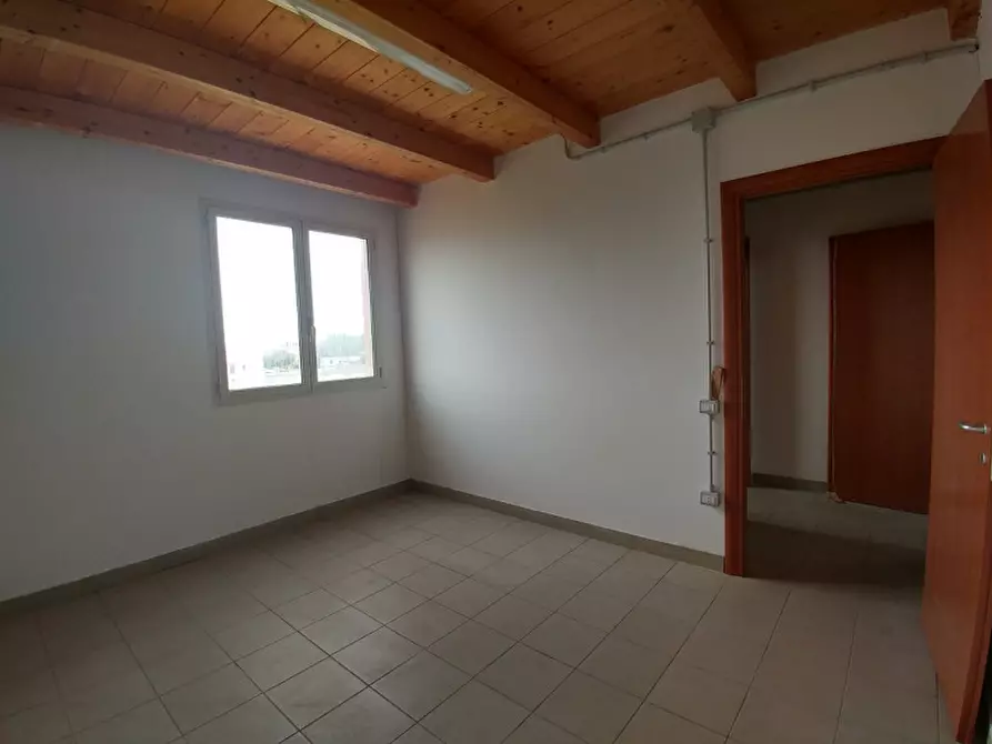 Immagine 3 di Magazzino in affitto  a Selargius