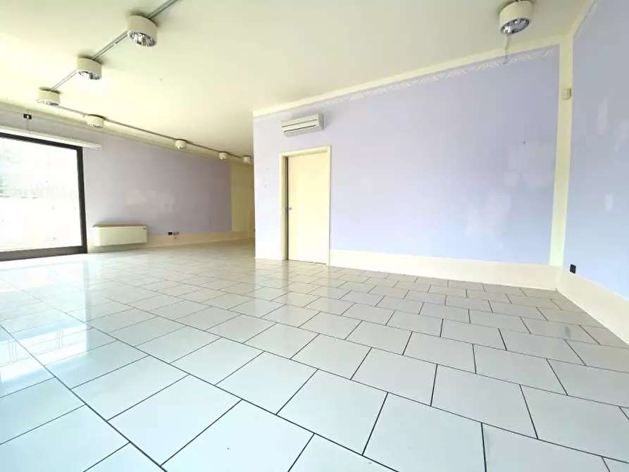 Immagine 1 di Negozio in affitto  a Mestrino