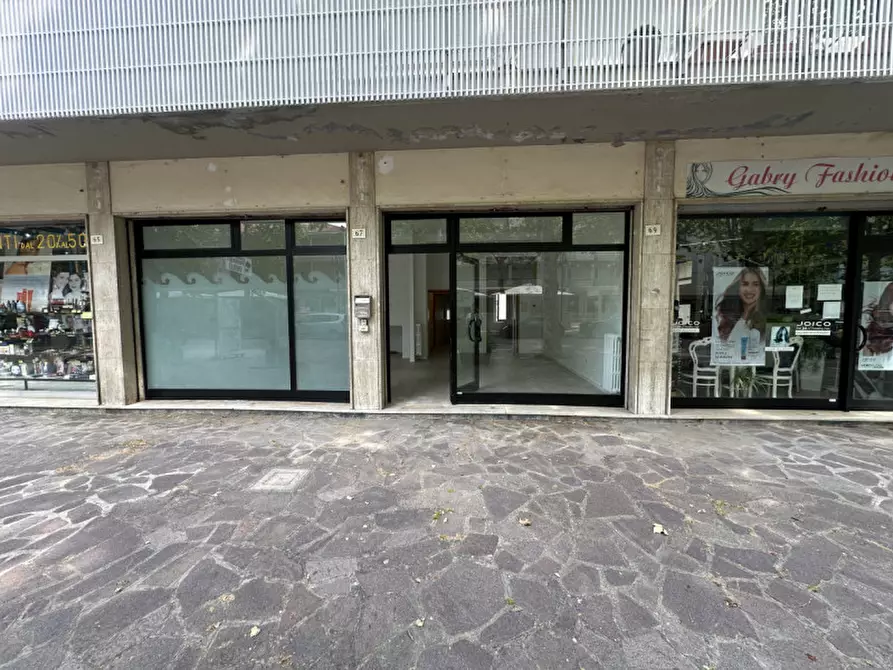 Immagine 1 di Negozio in vendita  in Viale Roma 73 a Cervia