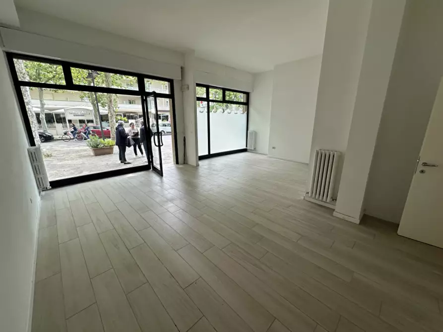 Immagine 8 di Negozio in vendita  in Viale Roma 73 a Cervia