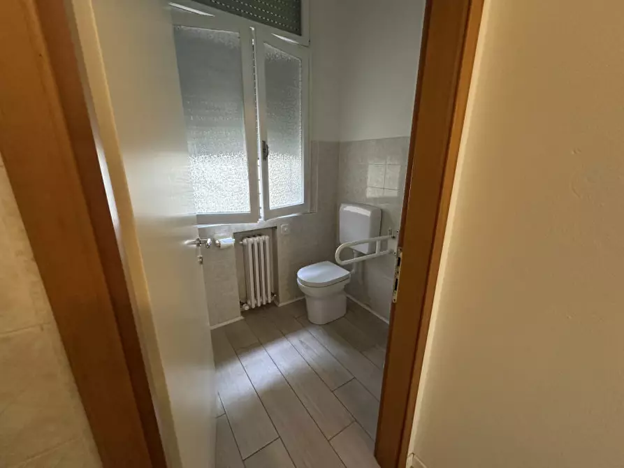 Immagine 13 di Negozio in vendita  in Viale Roma 73 a Cervia