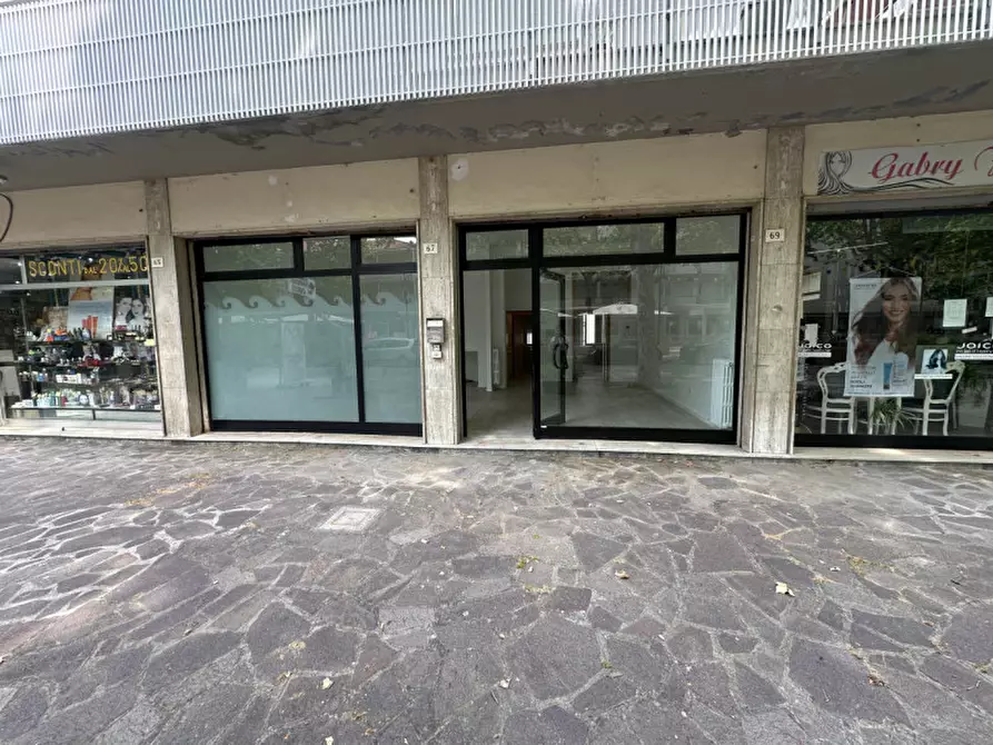 Immagine 1 di Negozio in affitto  in Viale Roma 73 a Cervia
