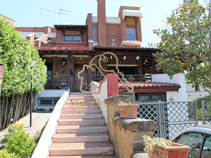 Immagine 1 di Villetta a schiera in vendita  in Via della Torre di Spizzichino, 98 a Roma