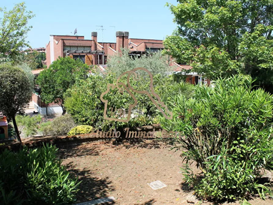 Immagine 18 di Villetta a schiera in vendita  in Via della Torre di Spizzichino, 98 a Roma