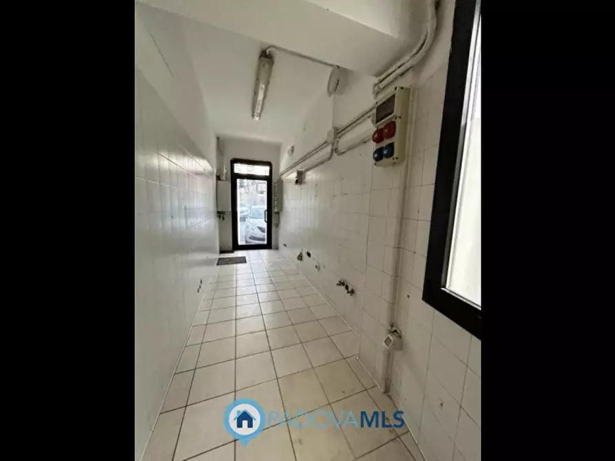 Immagine 5 di Negozio in vendita  in via ceron, 8 a Padova