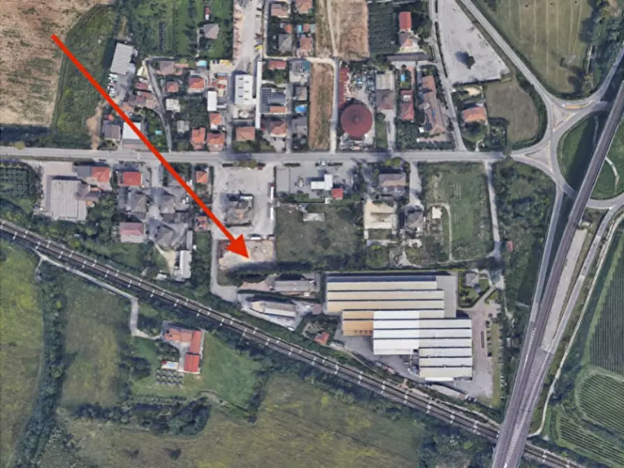 Immagine 1 di Magazzino in vendita  a Peschiera Del Garda