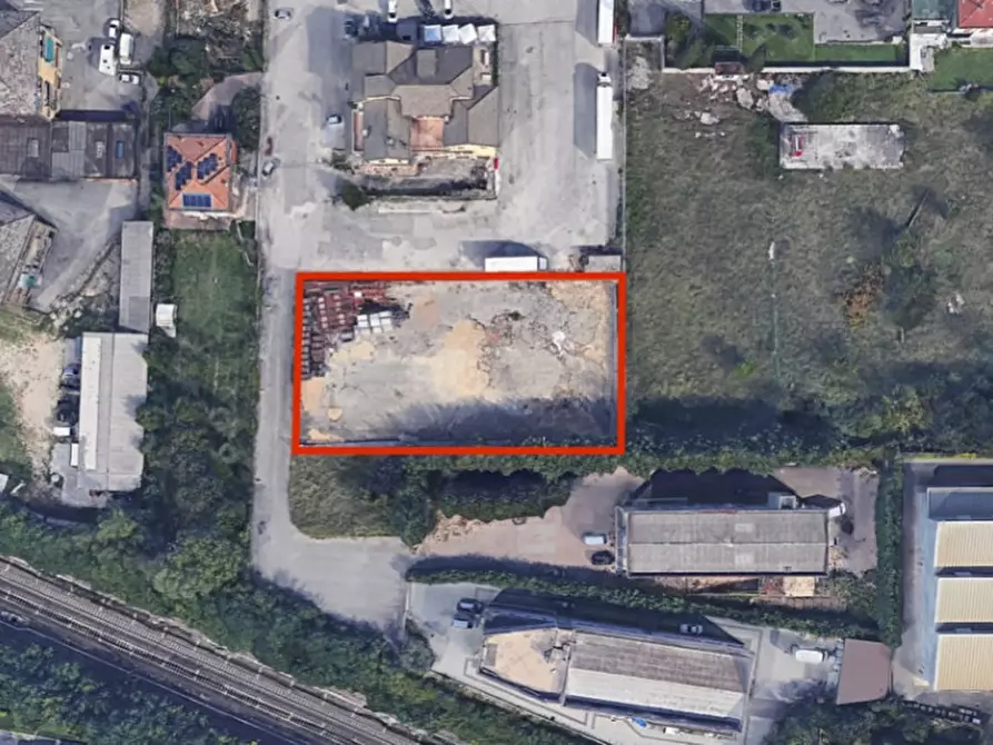 Immagine 2 di Magazzino in vendita  a Peschiera Del Garda