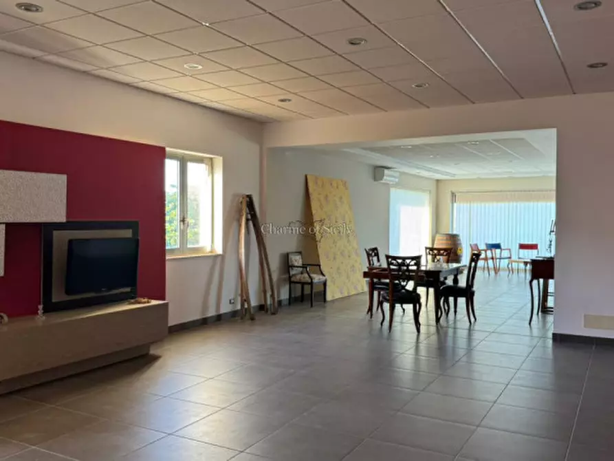 Immagine 24 di Negozio in vendita  a Modica