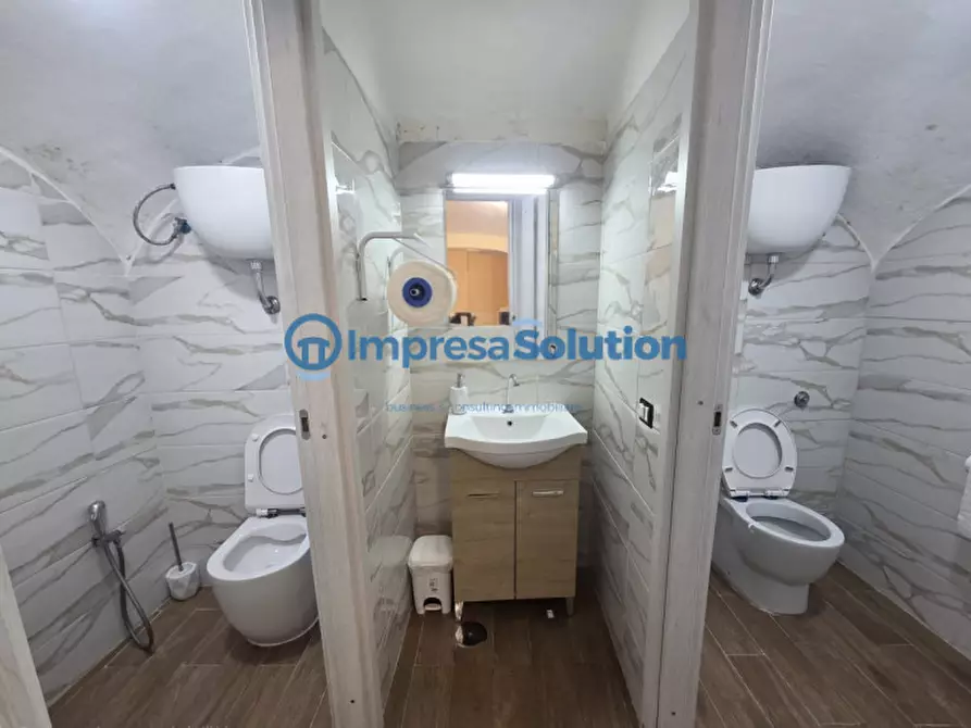 Immagine 16 di Negozio in vendita  in Via Salvatore Tommasi a Napoli