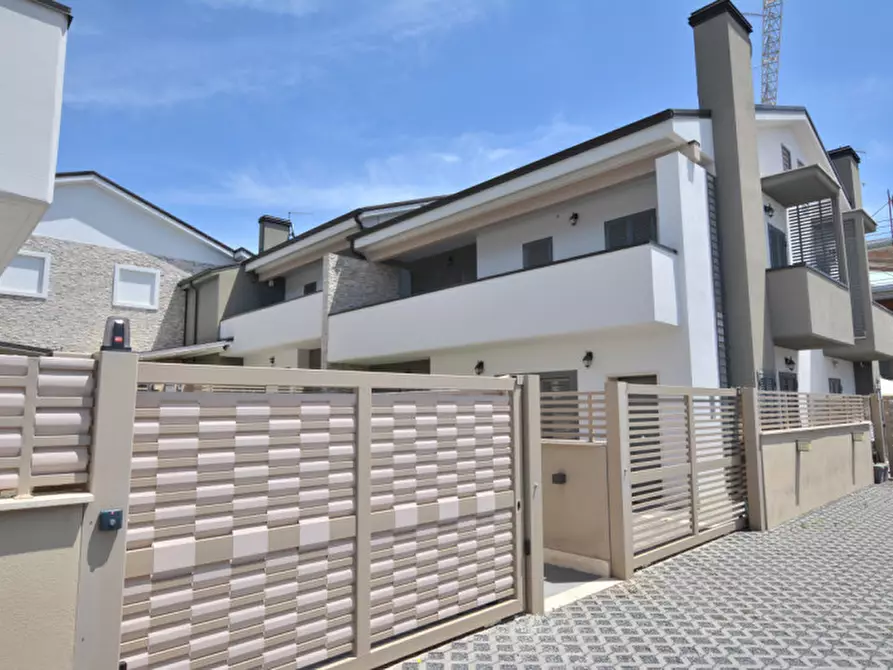 Immagine 2 di Villa in vendita  in Via Marano Equo 22c a Guidonia Montecelio