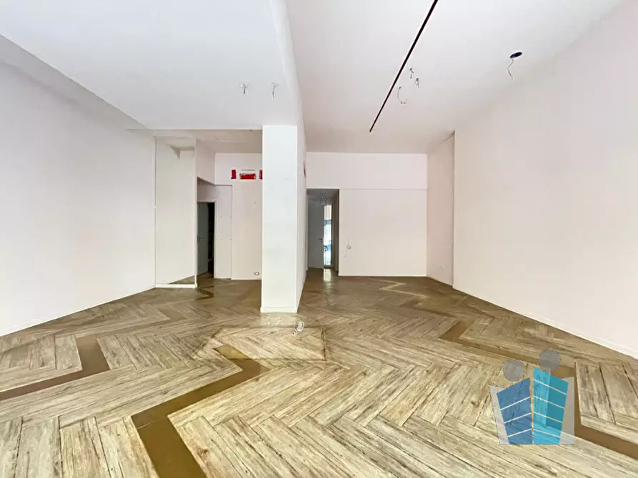 Immagine 2 di Negozio in affitto  in Piazza Giuseppe Mazzini a Lecce