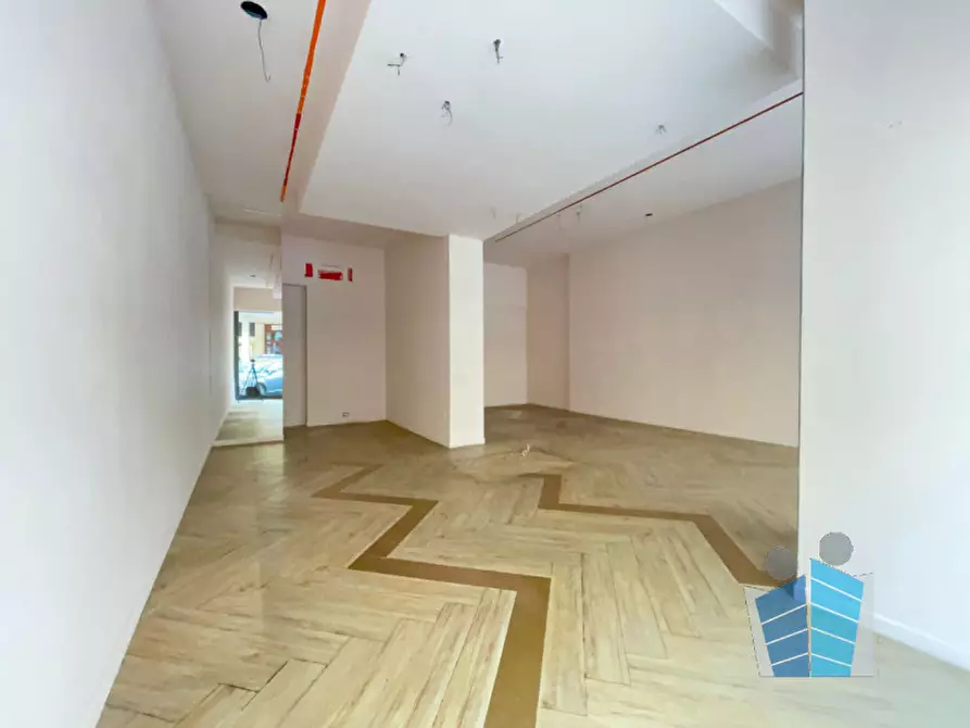 Immagine 3 di Negozio in affitto  in Piazza Giuseppe Mazzini a Lecce