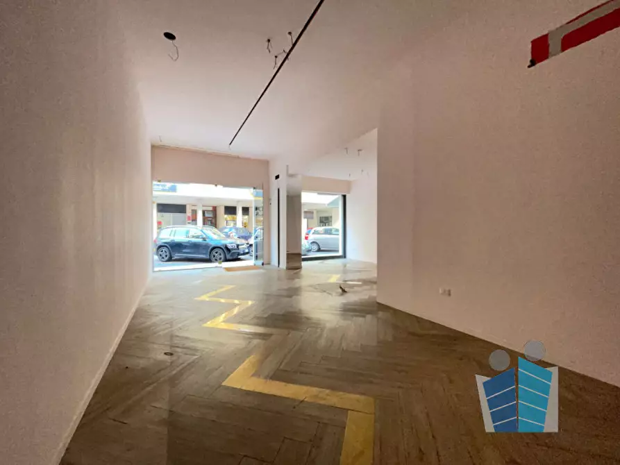 Immagine 7 di Negozio in affitto  in Piazza Giuseppe Mazzini a Lecce