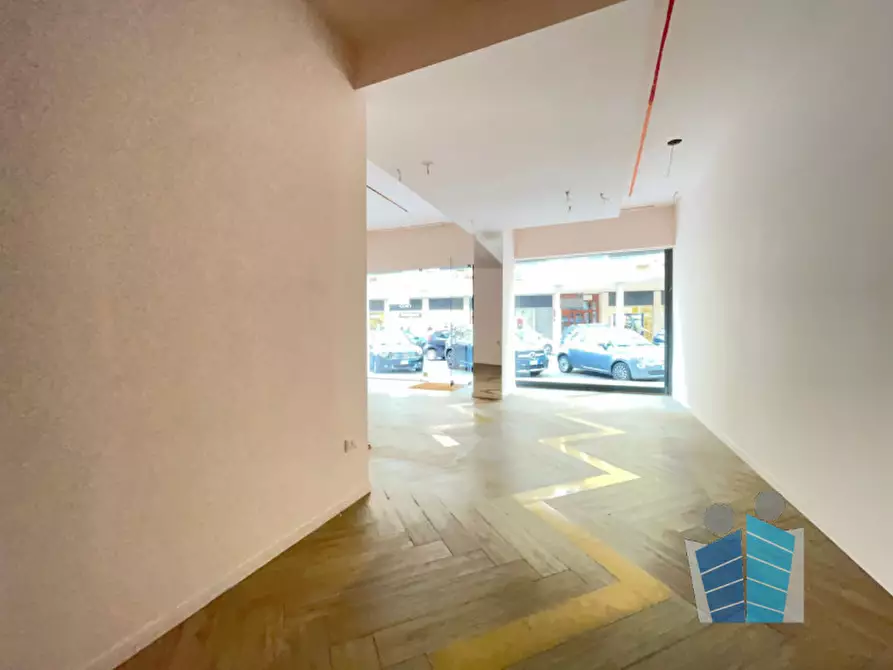 Immagine 9 di Negozio in affitto  in Piazza Giuseppe Mazzini a Lecce