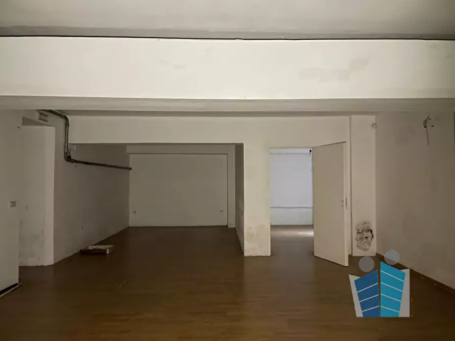 Immagine 13 di Negozio in affitto  in Piazza Giuseppe Mazzini a Lecce