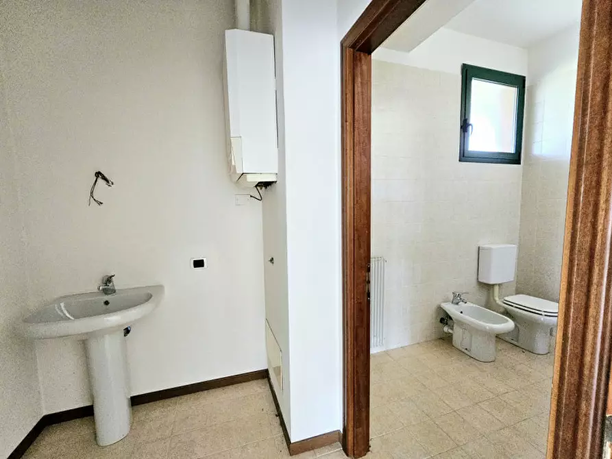 Immagine 5 di Negozio in vendita  in VIA EZIO FRANCESCHINI a Este