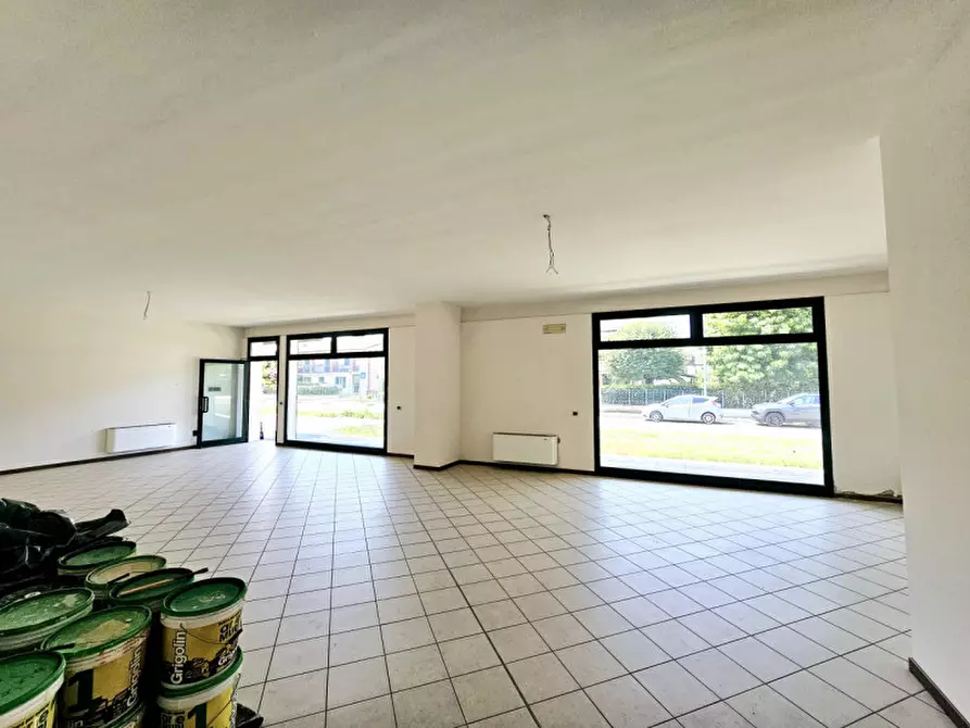 Immagine 6 di Negozio in vendita  in VIA EZIO FRANCESCHINI a Este