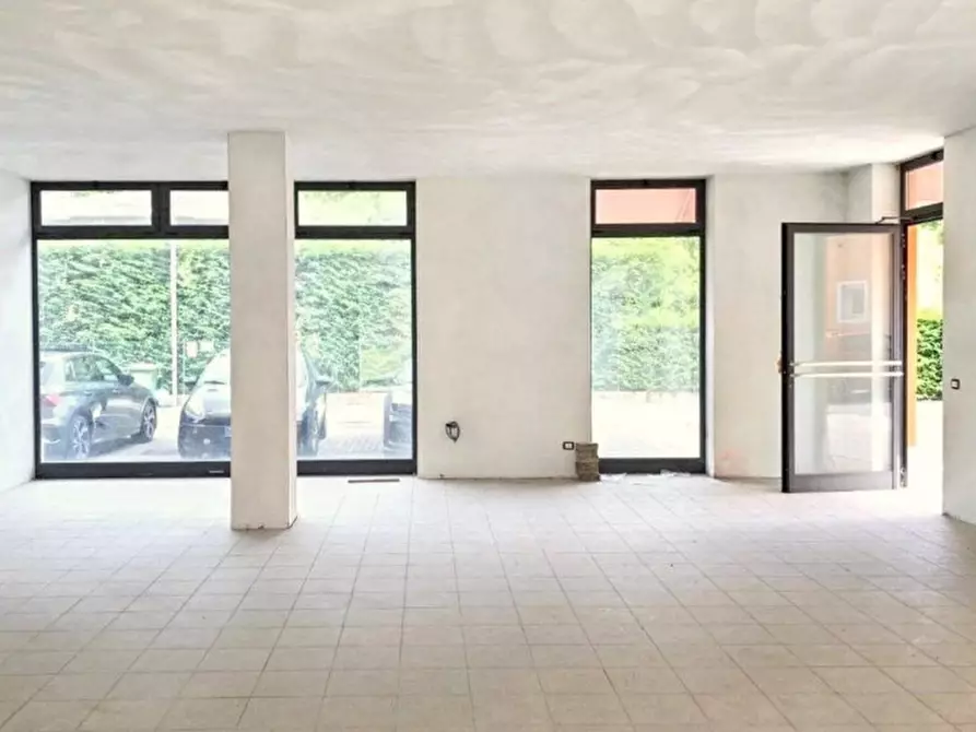 Immagine 1 di Negozio in vendita  in Piazzale Mariano Rumor, 36072 Chiampo VI, Italia a Chiampo