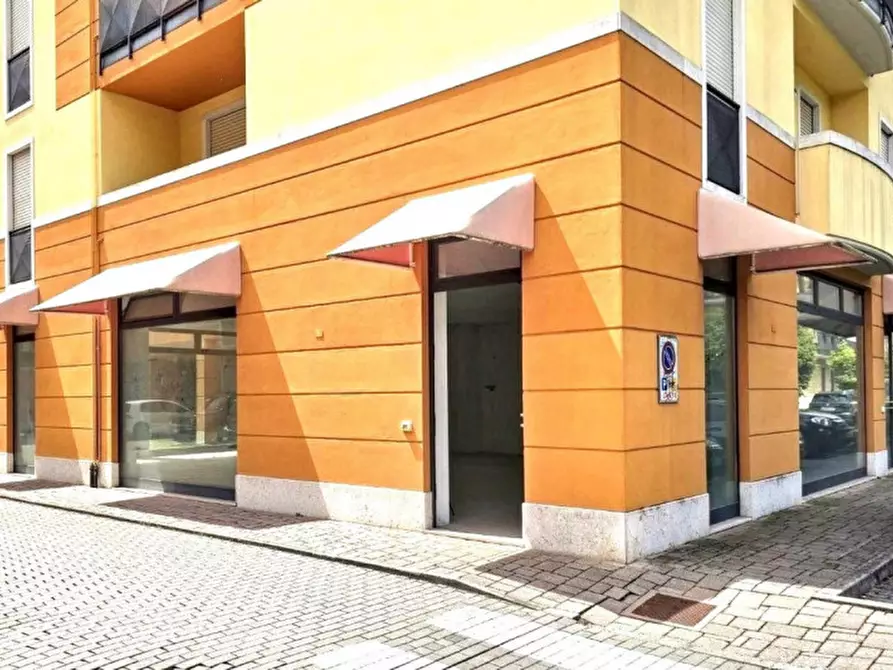 Immagine 2 di Negozio in vendita  in Piazzale Mariano Rumor, 36072 Chiampo VI, Italia a Chiampo