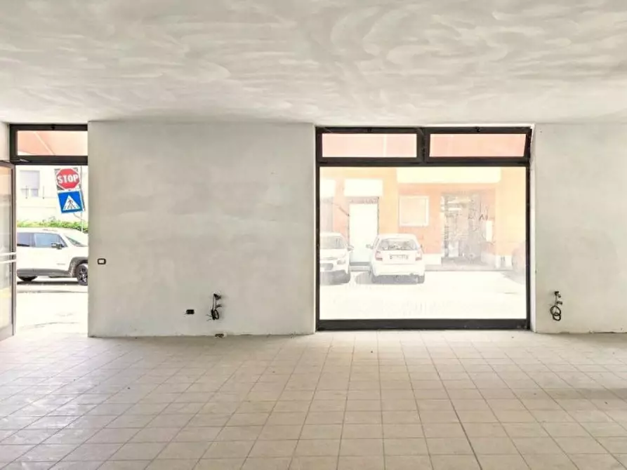 Immagine 6 di Negozio in vendita  in Piazzale Mariano Rumor, 36072 Chiampo VI, Italia a Chiampo