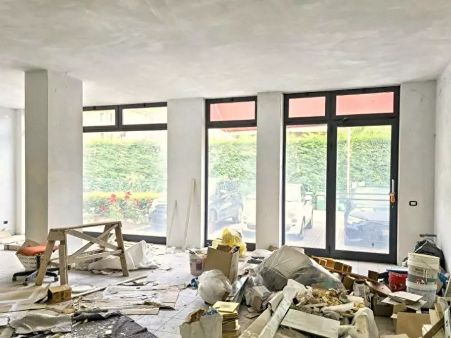 Immagine 1 di Negozio in vendita  in Piazzale Mariano Rumor, 36072 Chiampo VI, Italia a Chiampo