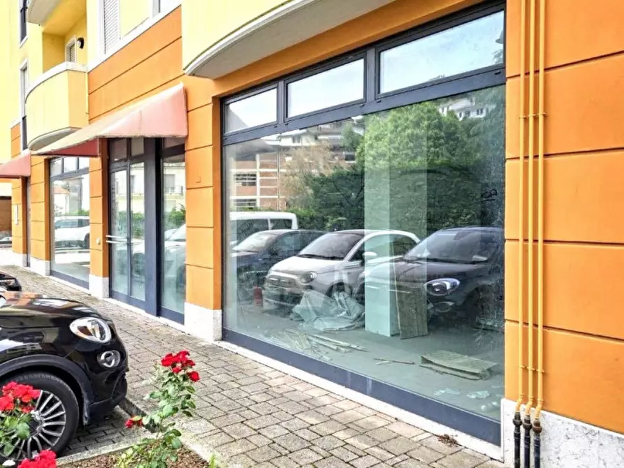 Immagine 2 di Negozio in vendita  in Piazzale Mariano Rumor, 36072 Chiampo VI, Italia a Chiampo