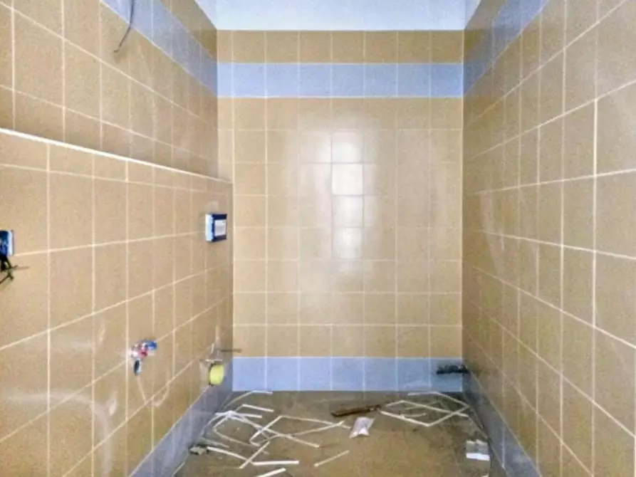 Immagine 4 di Negozio in vendita  in Piazzale Mariano Rumor, 36072 Chiampo VI, Italia a Chiampo