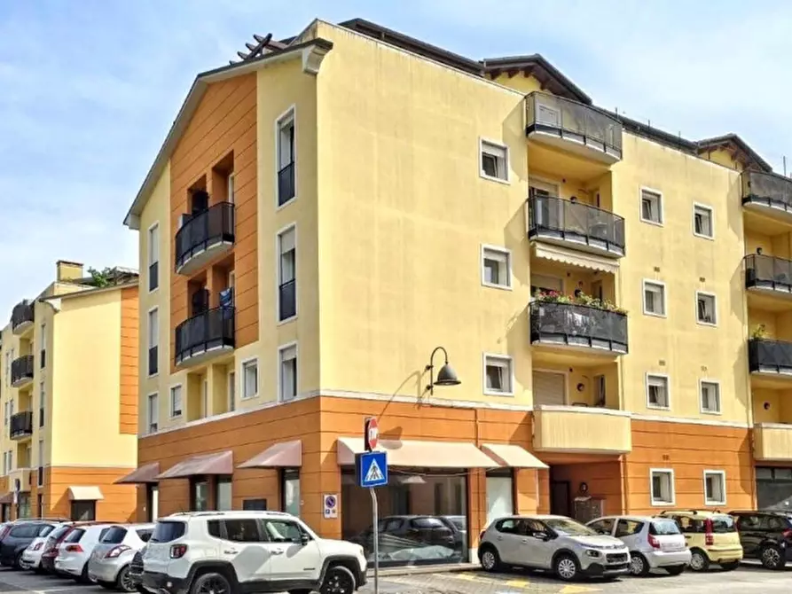 Immagine 5 di Negozio in vendita  in Piazzale Mariano Rumor, 36072 Chiampo VI, Italia a Chiampo