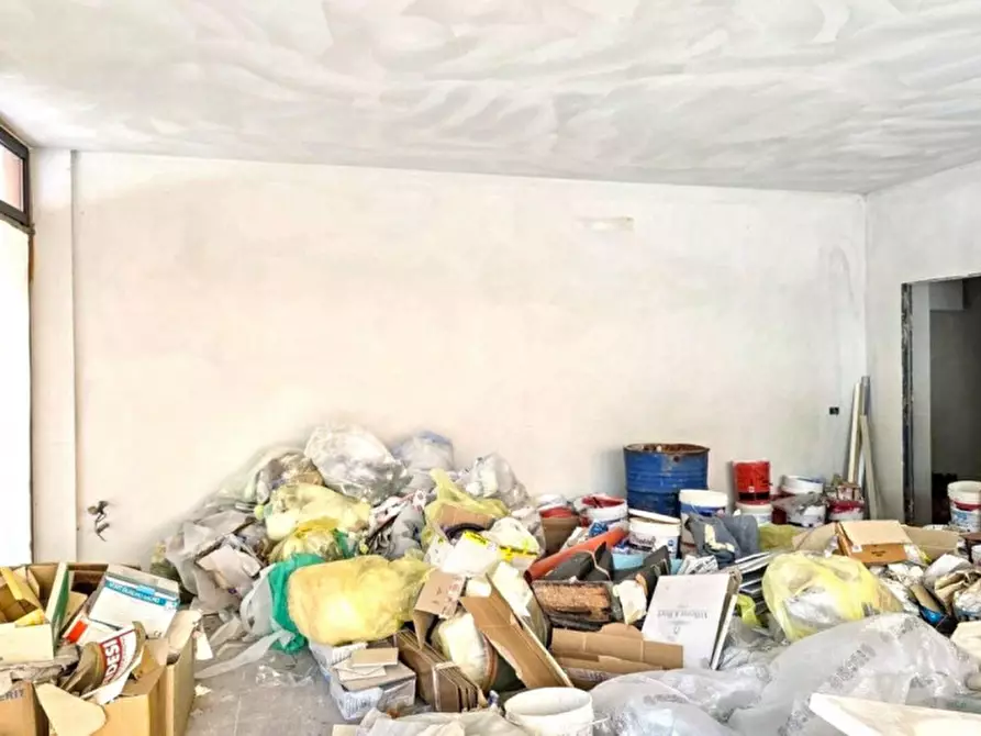 Immagine 3 di Negozio in vendita  in Piazzale Mariano Rumor, 36072 Chiampo VI, Italia a Chiampo