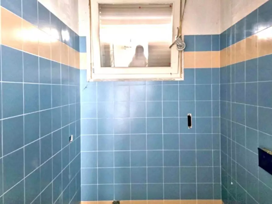 Immagine 4 di Negozio in vendita  in Piazzale Mariano Rumor, 36072 Chiampo VI, Italia a Chiampo