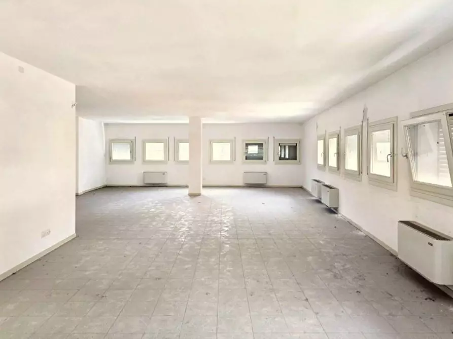 Immagine 1 di Ufficio in vendita  in Piazzale Mariano Rumor, 36072 Chiampo VI, Italia a Chiampo
